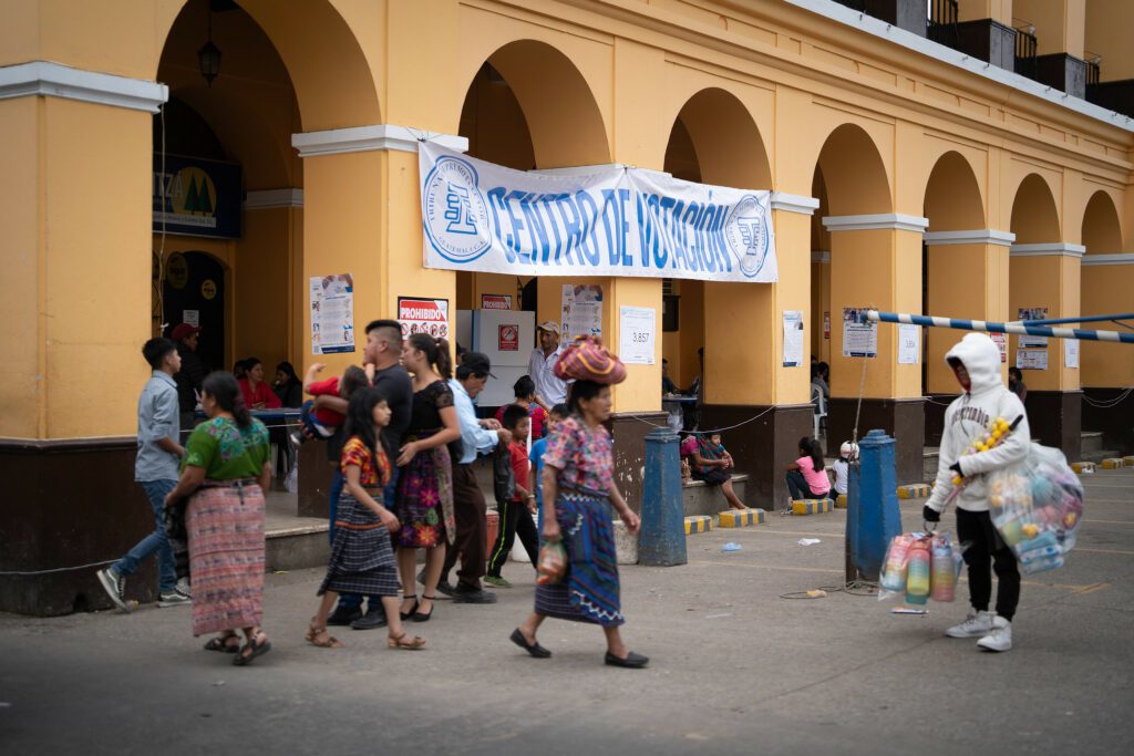 “Elegimos entre el bien y el mal”: la baja participación marca el balotaje en Guatemala