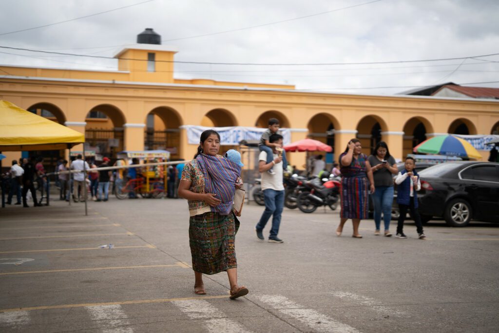 “Elegimos entre el bien y el mal”: la baja participación marca el balotaje en Guatemala