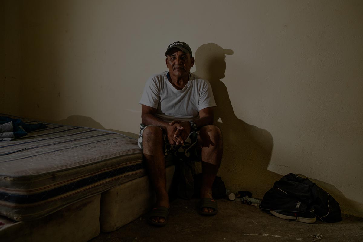 Francisco Javier Montalván Mejía posa para un retrato en la habitación en la que vivió durante un mes en un barrio ubicado en los suburbios de Matamoros. Foto de Fred Ramos para Divergentes.