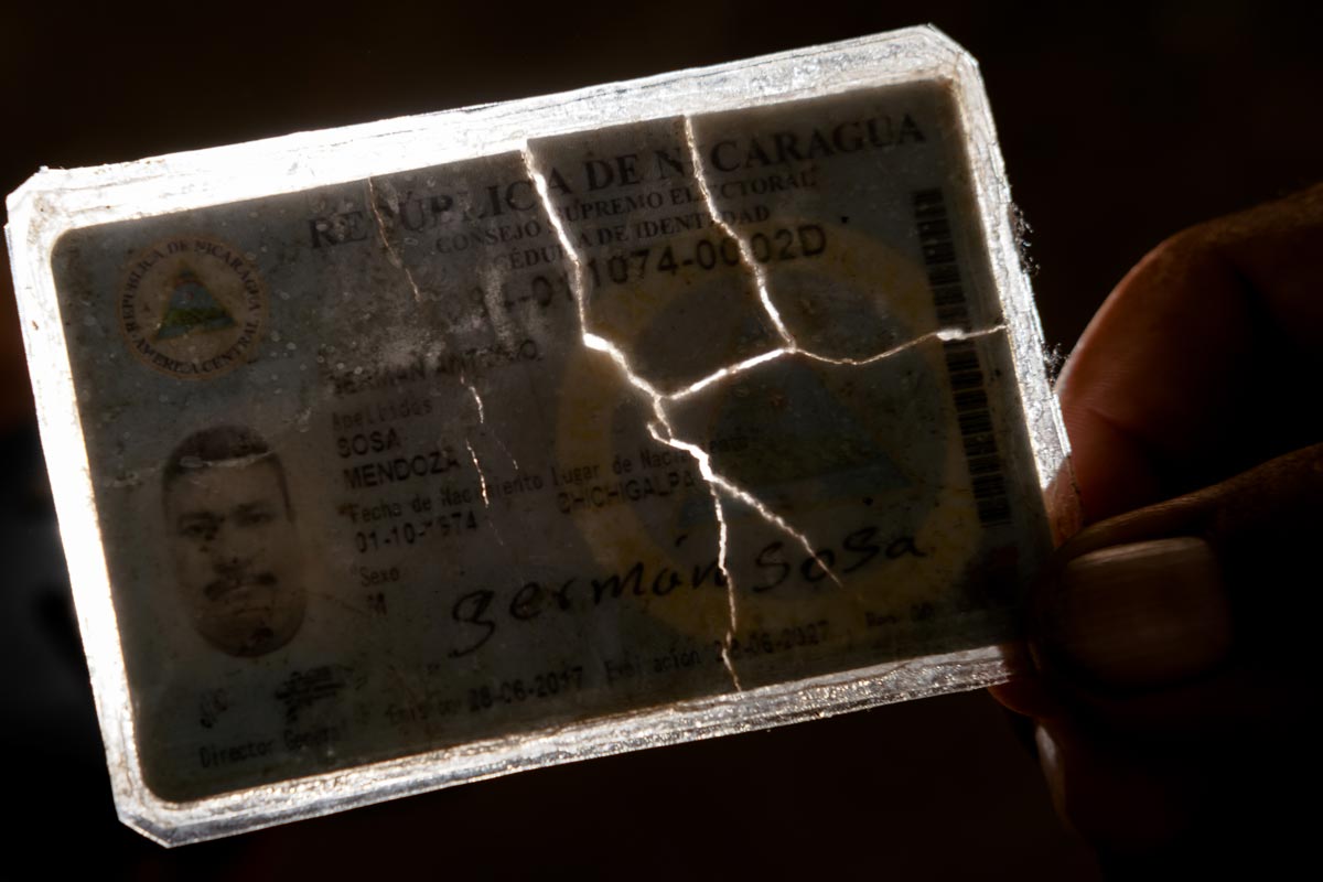 Cédula de identidad nicaragüense de German Sosa, se la rompieron las autoridades de Nicaragua cuando estaba saliendo del país. Foto de Fred Ramos para Divergentes.