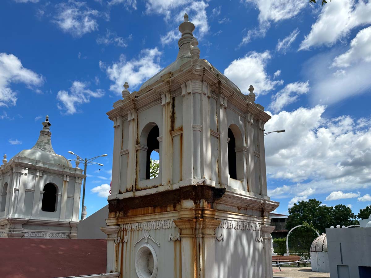 Óxido y grietas, el abandono de las réplicas millonarias del Paseo Xolotlán