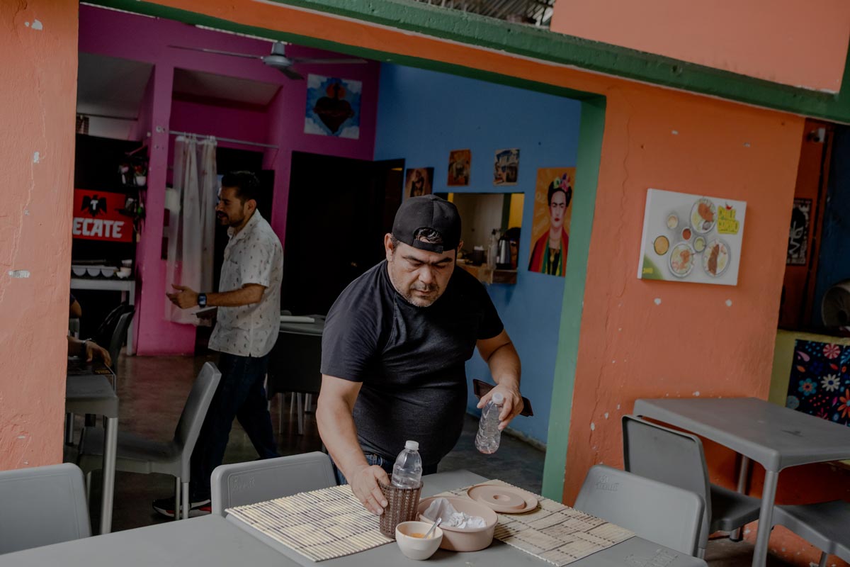 Jhony Mayorga durante su jornada laboral en un restaurante en la ciudad de Tapachula, México. Foto de Fred Ramos para Divergentes.