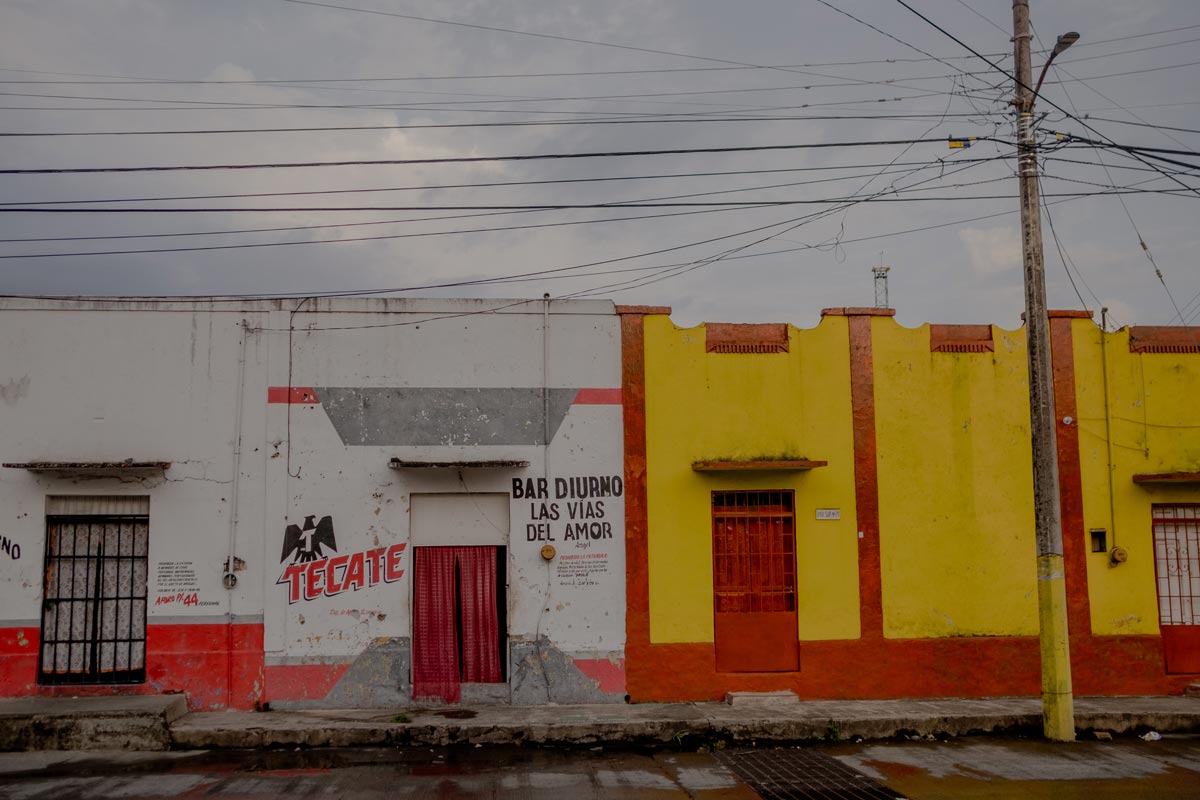 En Tapachula hay una gran cantidad de bares en donde muchas mujeres migrantes sufren abusos y son víctimas de redes de trata de personas. Foto de Fred Ramos para Divergentes.