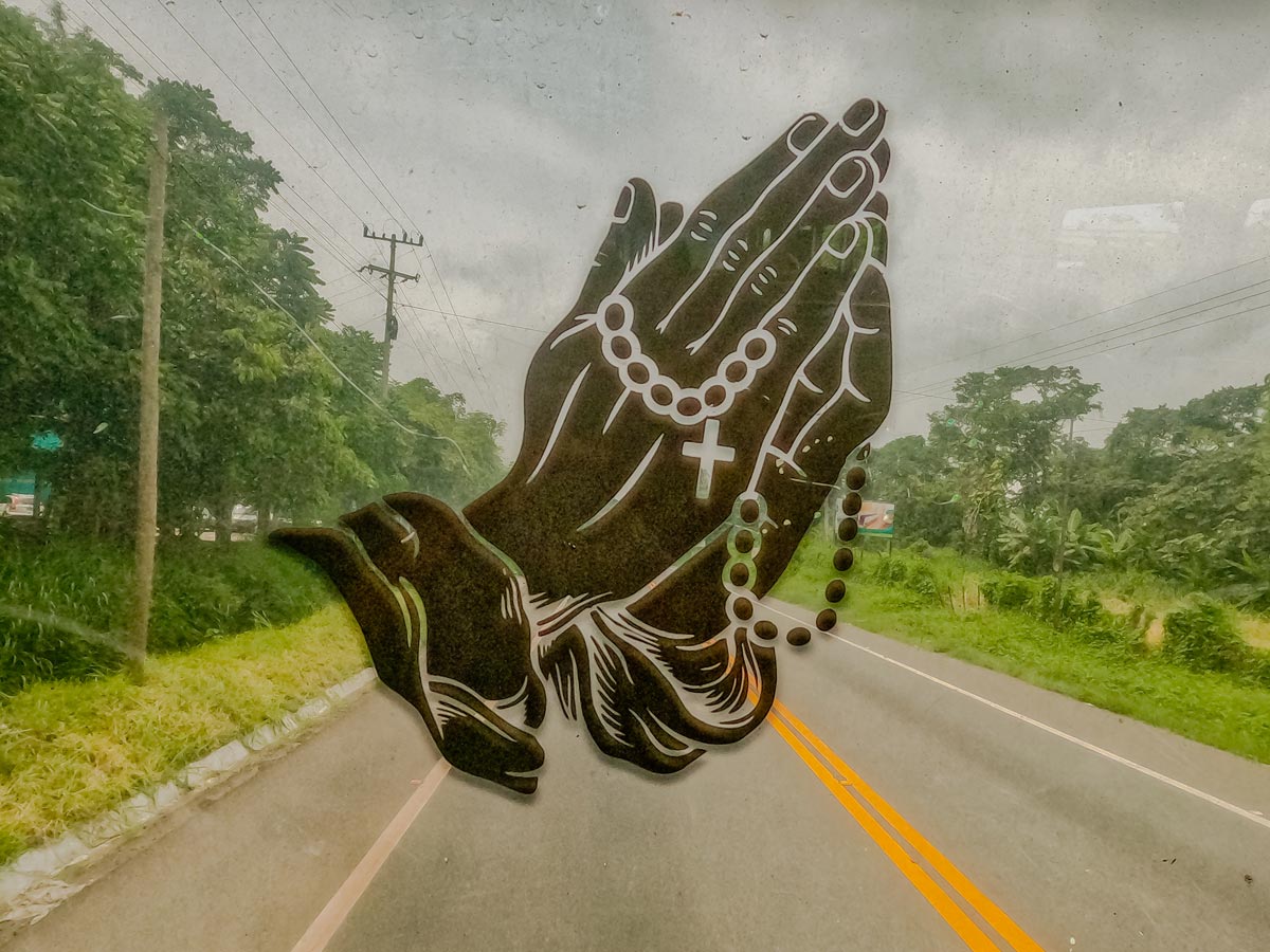 Tránsito del autobús que viaja de la Ciudad de Guatemala a Tecún Umán, municipio fronterizo con México. Este auto bus es el que la gran mayoría de migrantes que buscan llegar a Estados Unidos abordar para cruzar Guatemala y en donde muchos son extorsionados por los mismos trabajadores de las rutas. Foto de Fred Ramos para Divergentes.