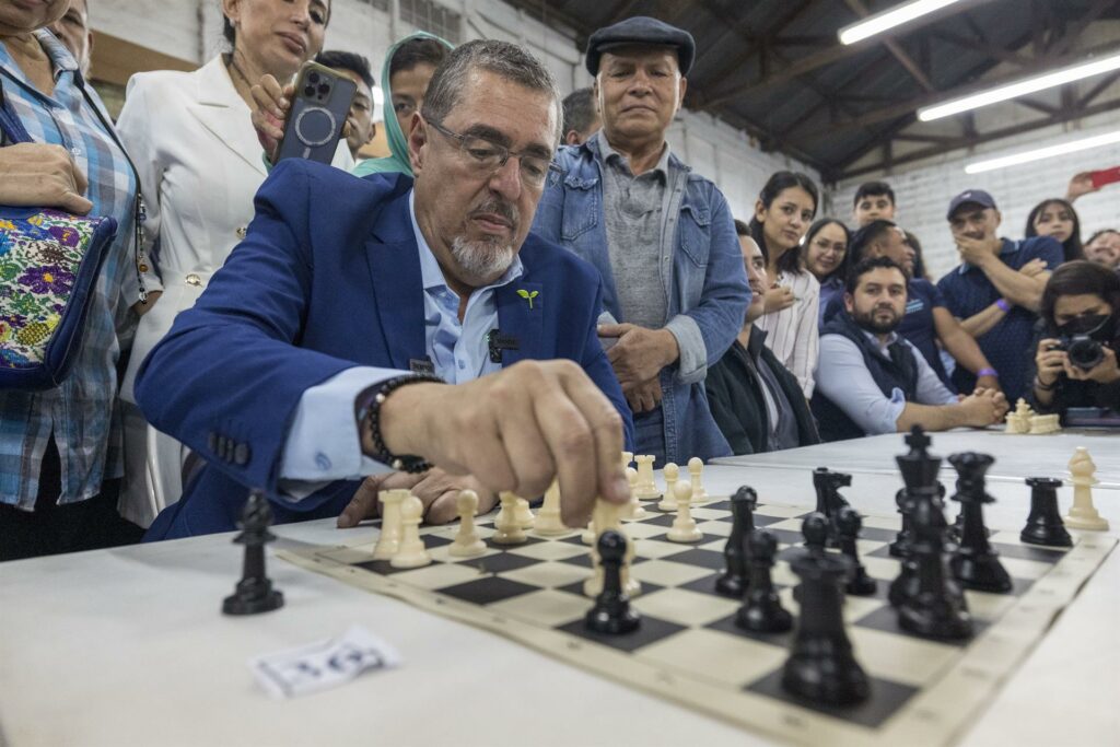 Guatemala se alista para una segunda vuelta poco “normal”: Bernardo Arévalo ganaría con 61%