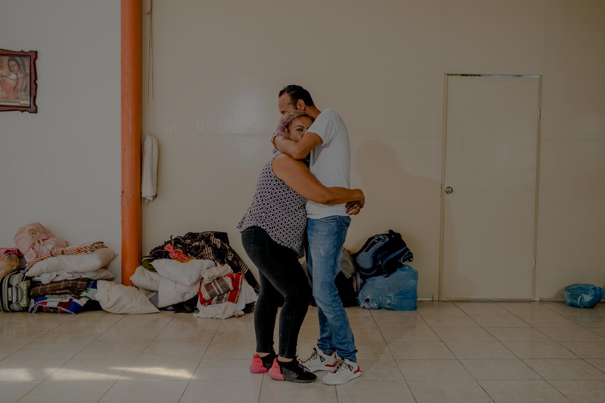 Todos están a la espera de un correo electrónico que les confirme el inicio de una vida en el norte. Foto de Fred Ramos para Divergentes.