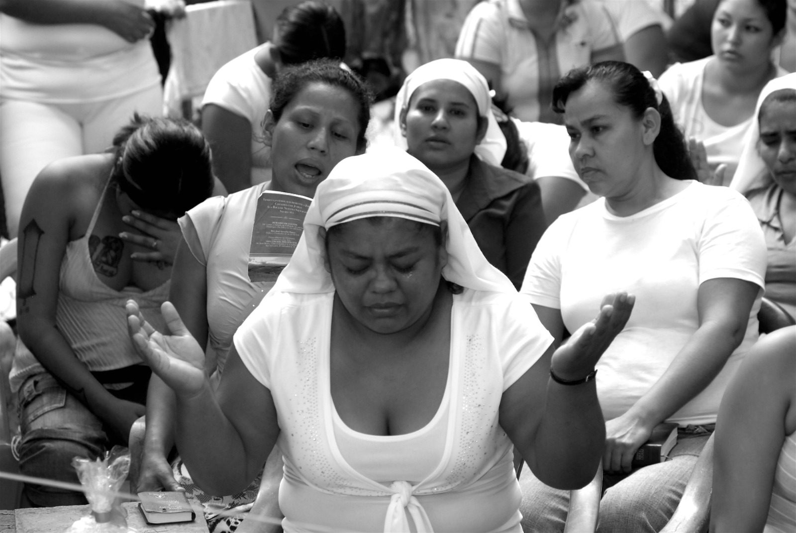 Una mujer reza durante una misa en la Cárcel de Mujeres en Soyapanga, El Salvador.