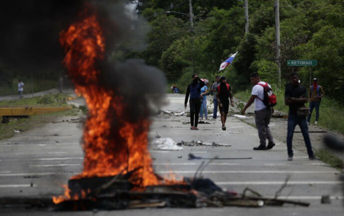 Choques entre manifestantes y policías en protestas contra megaproyecto minero en Panamá