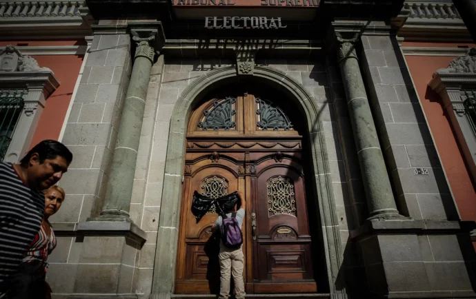 Crónica del cuarto golpe a las elecciones, el Ministerio Público arrebató las actas al TSE