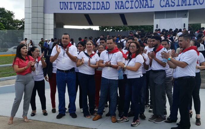 Estudiantes llegan a la antigua UCA y encuentran una universidad marcada ahora por la propaganda