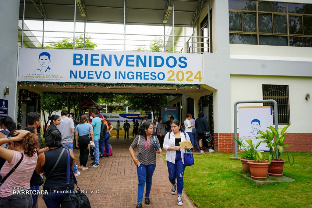 Cientos de estudiantes llegan a la antigua UCA y encuentran una universidad distinta, marcada ahora por la propaganda y la desorganización 