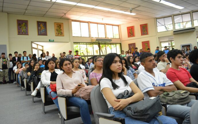 Estudiantes de la Casimiro Sotelo lidian con el desorden y el miedo