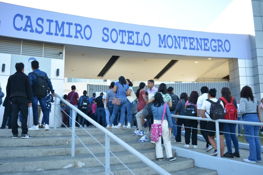 Deserted buildings, empty classrooms and a lot of surveillance: this is how classes start at Casimiro Sotelo University