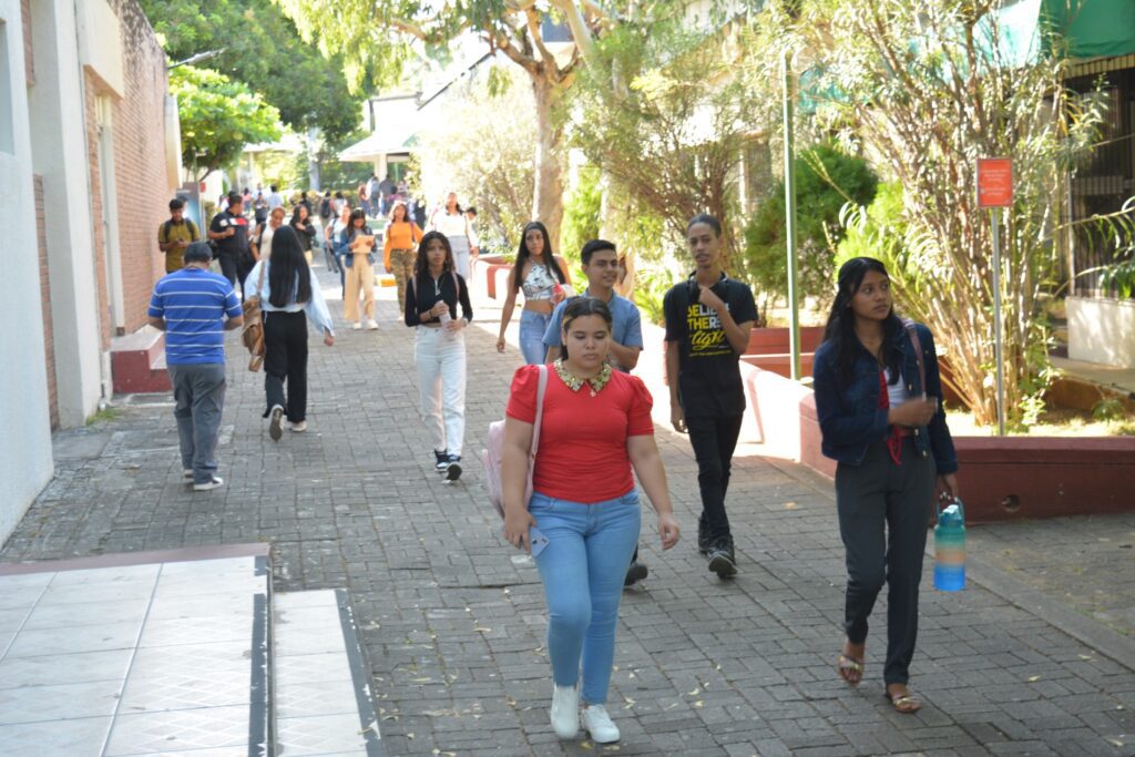 Estudiantes de la Universidad Casimiro Sotelo reciben primera semana de clases lidiando con el desorden y el miedo