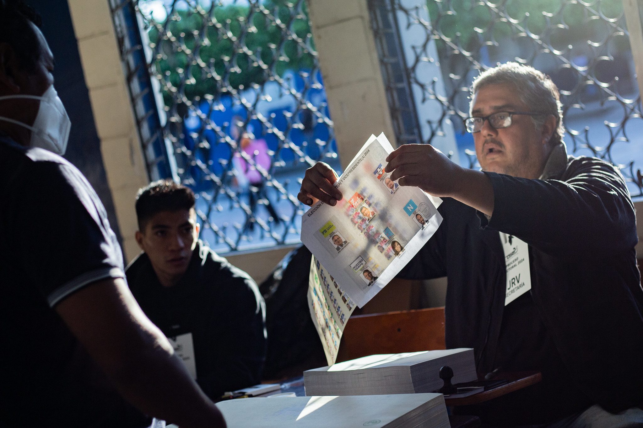 El Salvador recuenta los votos de las elecciones legislativas bajo suspicacias y denuncias de “irregularidades”