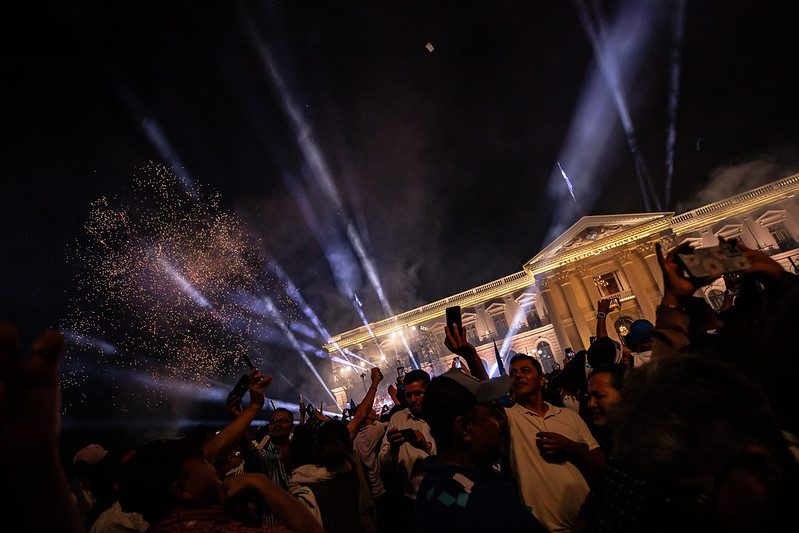 Confeti y fuegos artificiales para el fin de la democracia en El Salvador