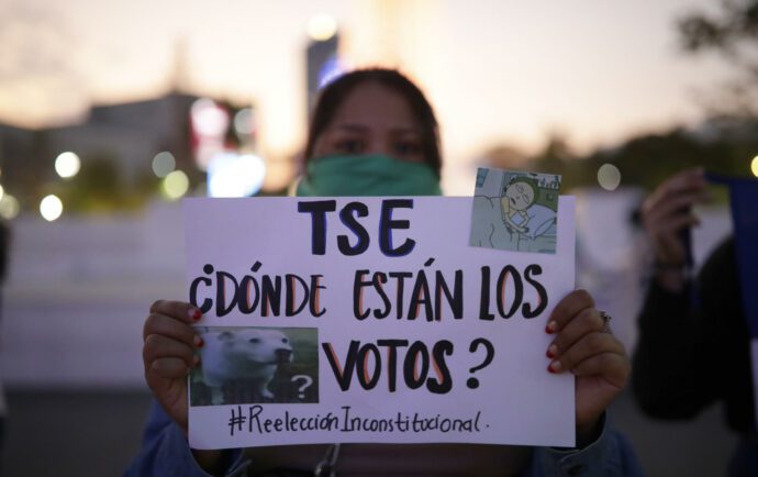 Tribunal Electoral salvadoreño hará escrutinio “papeleta por papeleta” debido a fallos en el conteo de votos