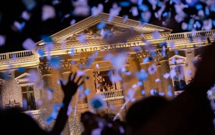 Confeti y fuegos artificiales para el fin de la democracia en El Salvador