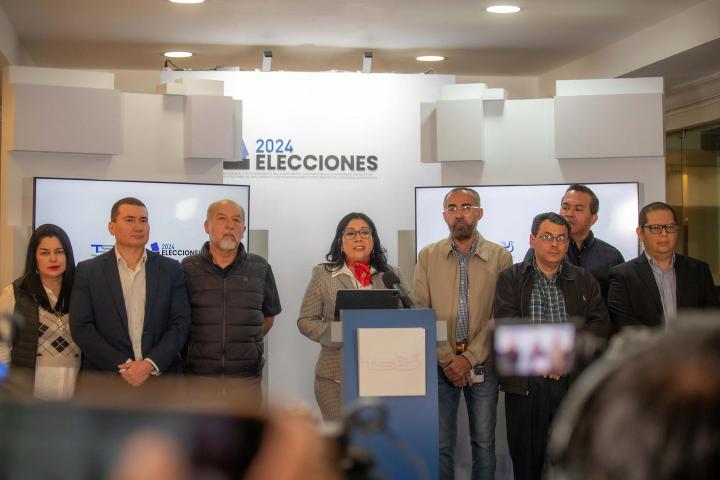 El Salvador recuenta los votos de las elecciones legislativas bajo suspicacias y denuncias de “irregularidades”