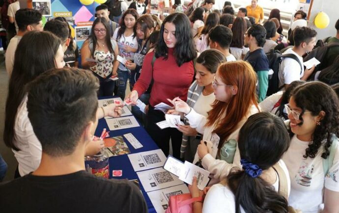 Estudiantes de la confiscada UCA rehacen su vida académica