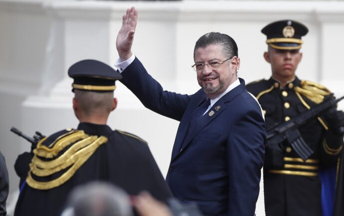 Chaves activa el botón del referendo nacional contra la Asamblea Legislativa y la Contraloría tica