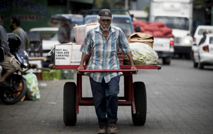 Nicaragüenses sólo pueden cubrir la mitad de la  canasta básica revela informe