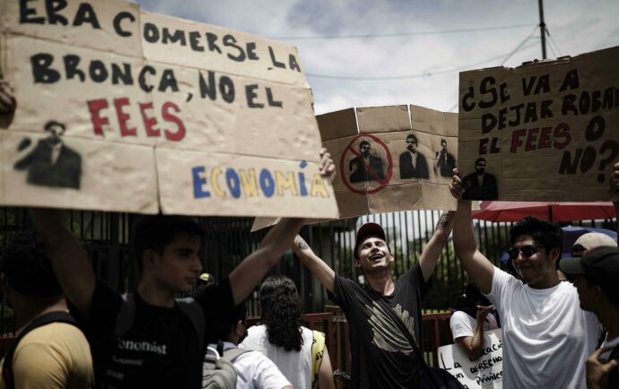Universidades y sociedad civil de Costa Rica marchan contra recortes a Fondo Especial para la Educación Superior