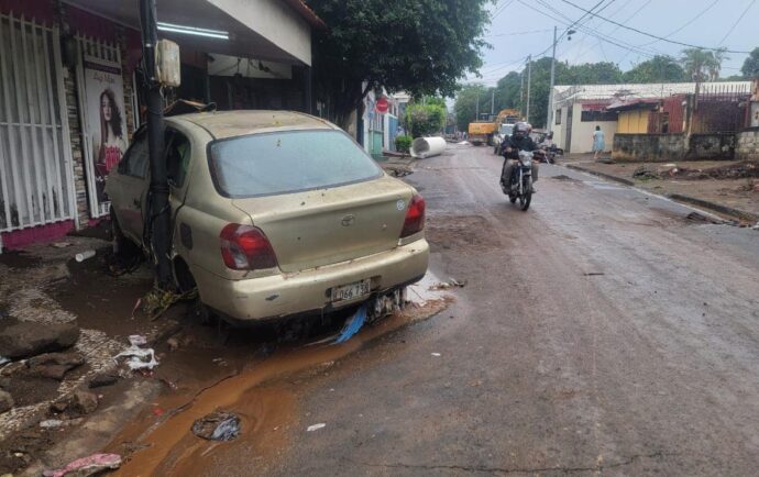 Emergencia en las obras de la Pista Juan Pablo II: Derrumbes de casas, vehículos arrastrados y reubicaciones de vecinos