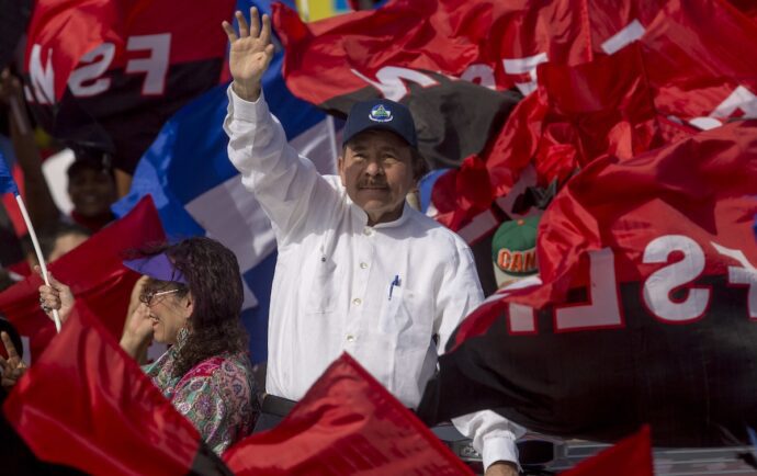 La bandera rojinegra es establecida como símbolo patrio por la Constitución OrMu