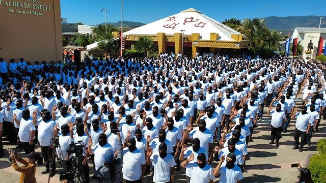 Ortega y Murillo oficializan y presentan a su legión de paramilitares encapuchados