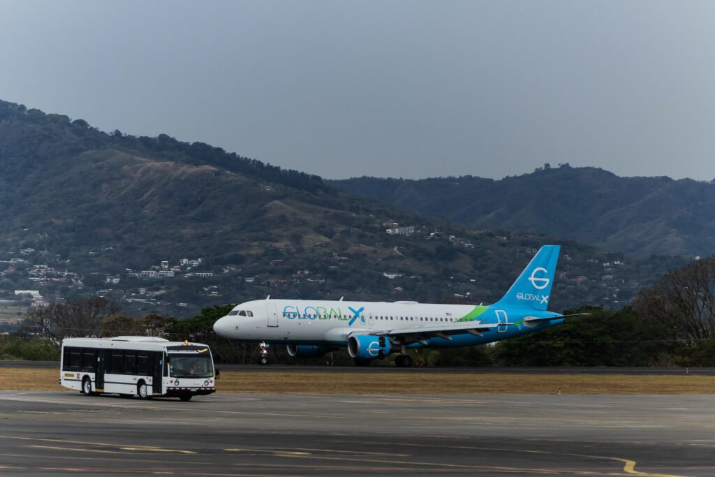 “Amor con amor se paga”: Rodrigo Chaves recibe el primer vuelo de deportados por Donald Trump en Costa Rica, incluyendo 65 niños
