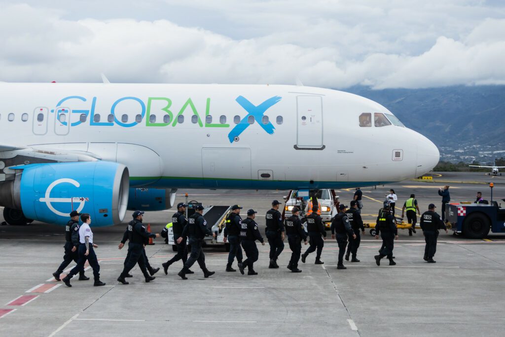 “Amor con amor se paga”: Rodrigo Chaves recibe el primer vuelo de deportados por Donald Trump en Costa Rica, incluyendo 65 niños