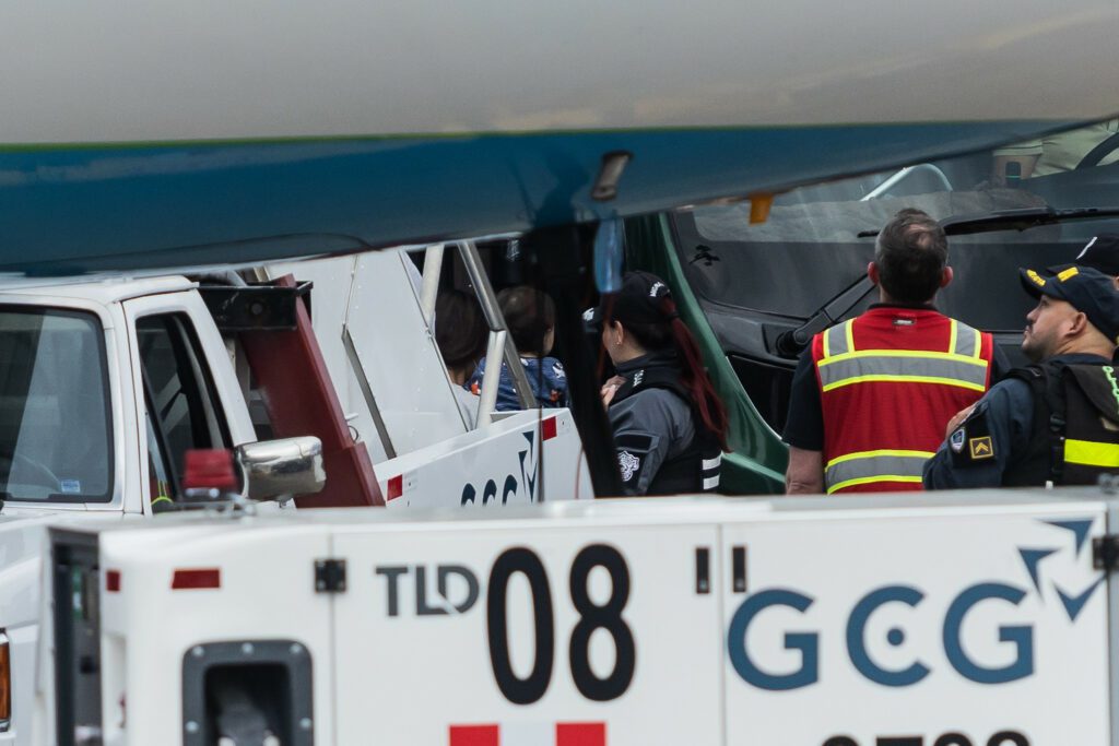 “Amor con amor se paga”: Rodrigo Chaves recibe el primer vuelo de deportados por Donald Trump en Costa Rica, incluyendo 65 niños