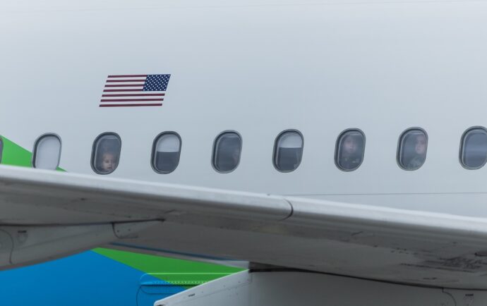 “Amor con amor se paga”: Rodrigo Chaves recibe el primer vuelo de deportados por Donald Trump en Costa Rica, incluyendo 65 niños