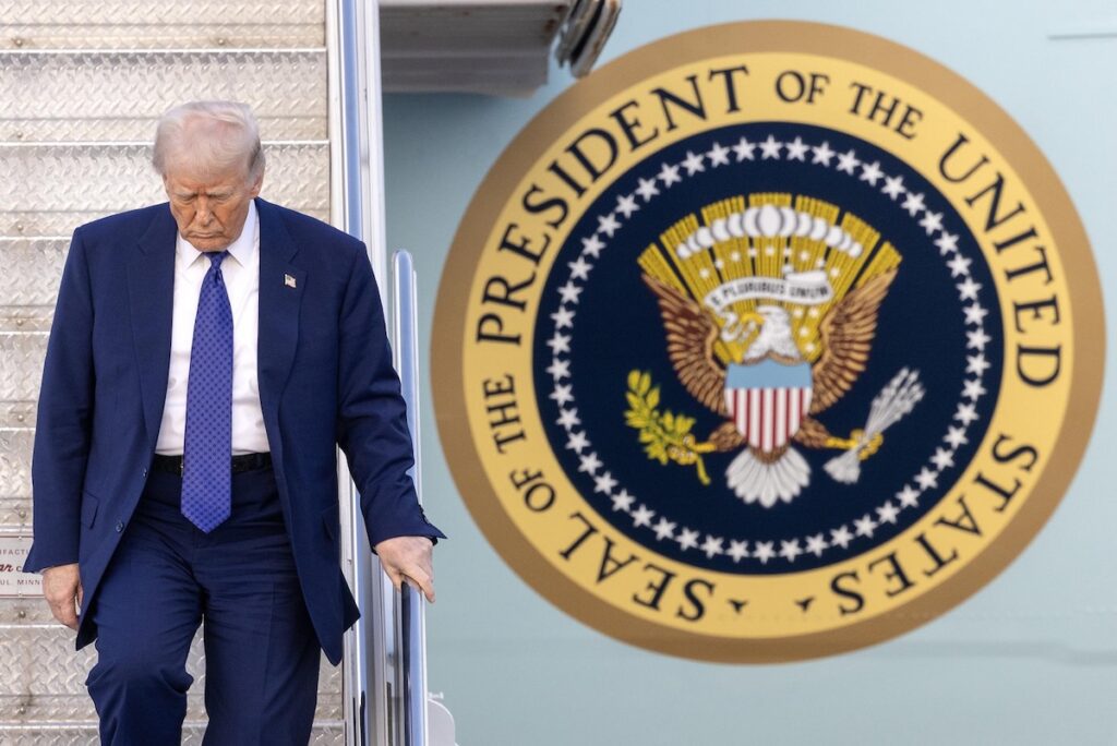 Trump, 100 días gobernando a golpe de órdenes ejecutivas y con aires más autoritarios