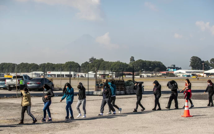 “Dicen que vamos a ser los primeros”: nicaragüenses con parole entre la angustia de la detención y el miedo a la deportación 