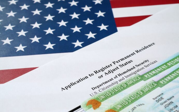 Trump pausa las solicitudes de “green card” a refugiados y asilados en Estados Unidos