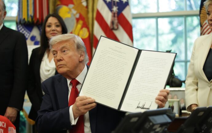 Trump, 100 días gobernando a golpe de órdenes ejecutivas y con aires más autoritarios
