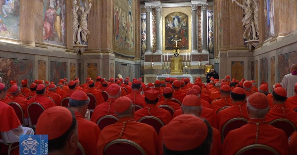 La primera fumata negra del cónclave para elegir al sucesor de Francisco se hizo esperar