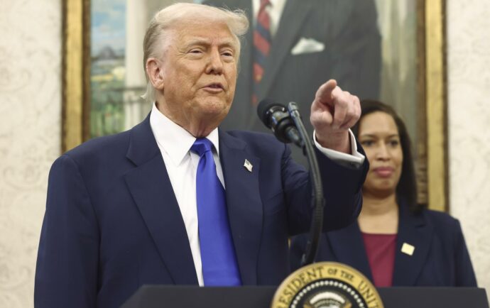 Trump ofrece mil dólares a los migrantes que se “autodeporten” de Estados Unidos