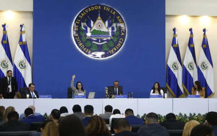 Congreso salvadoreño aprueba impuesto del 30% a ONG por donaciones extranjeras