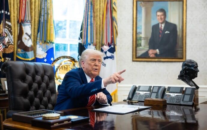 Trump planea suspender permisos de trabajo para solicitantes de asilo en Estados Unidos