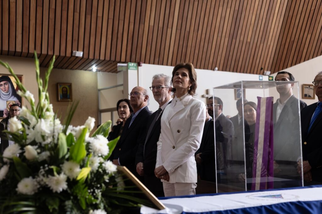 Doña Violeta murió en el exilio, pero su legado volvió a parir esperanza: una crónica de su funeral