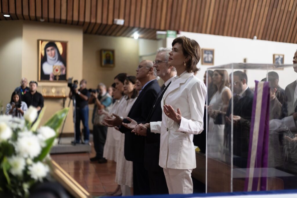 Doña Violeta murió en el exilio, pero su legado volvió a parir esperanza: una crónica de su funeral