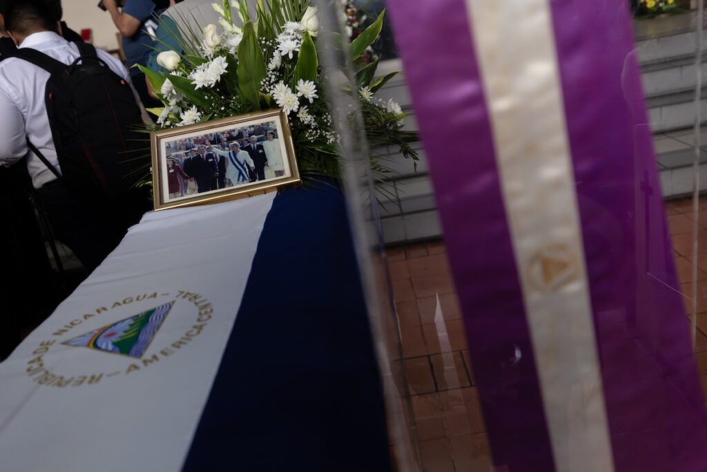 Doña Violeta murió en el exilio, pero su legado volvió a parir esperanza: una crónica de su funeral