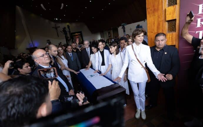 Doña Violeta murió en el exilio, pero su legado volvió a parir esperanza: una crónica de su funeral