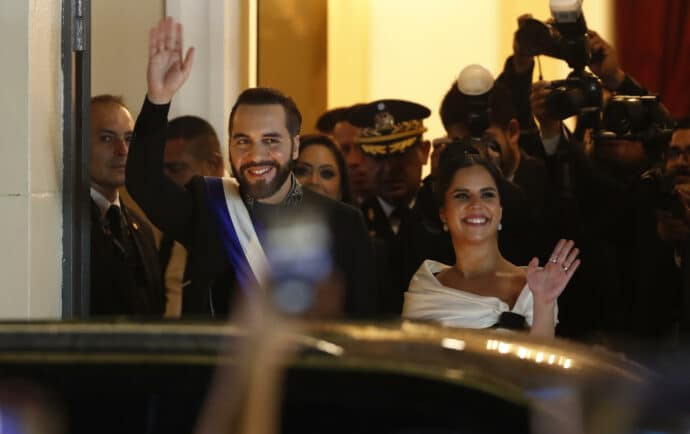 “Me tiene sin cuidado que me llamen dictador”: Bukele desafía a la crítica en su primer año de reelección