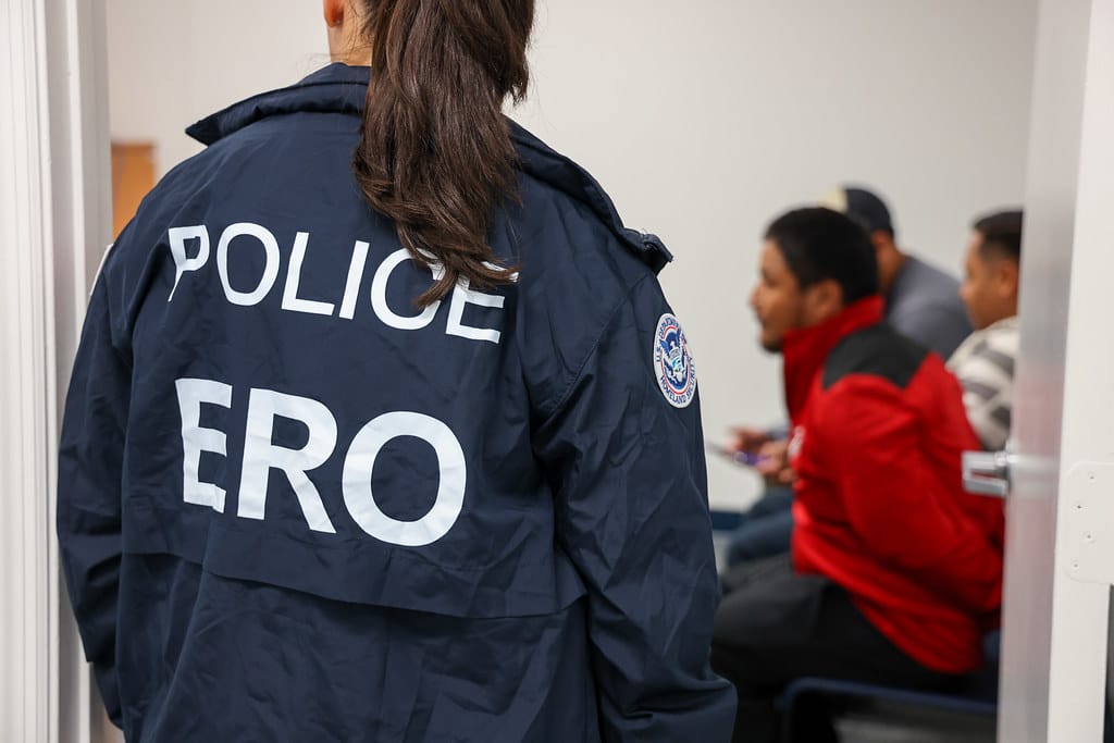 Trump planea cerrar cientos de miles de solicitudes de asilo y acelerar deportaciones