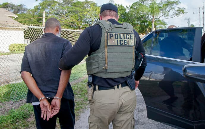 Trump planea cerrar cientos de miles de solicitudes de asilo y acelerar deportaciones