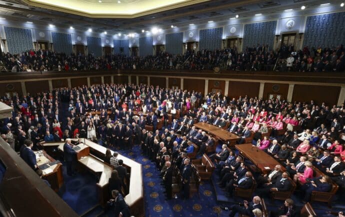 Senado de Estados Unidos aprueba impuesto del 1% a remesas